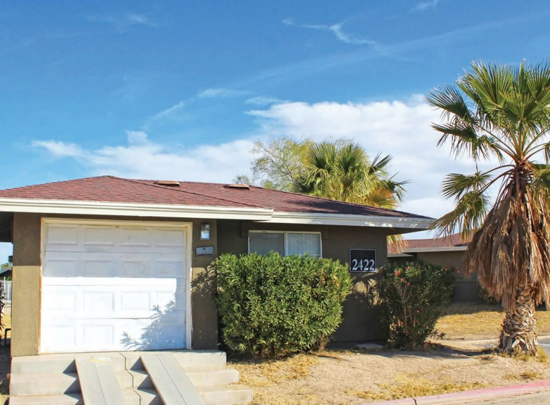This image displays the entrance marker of Casa Encinas.
